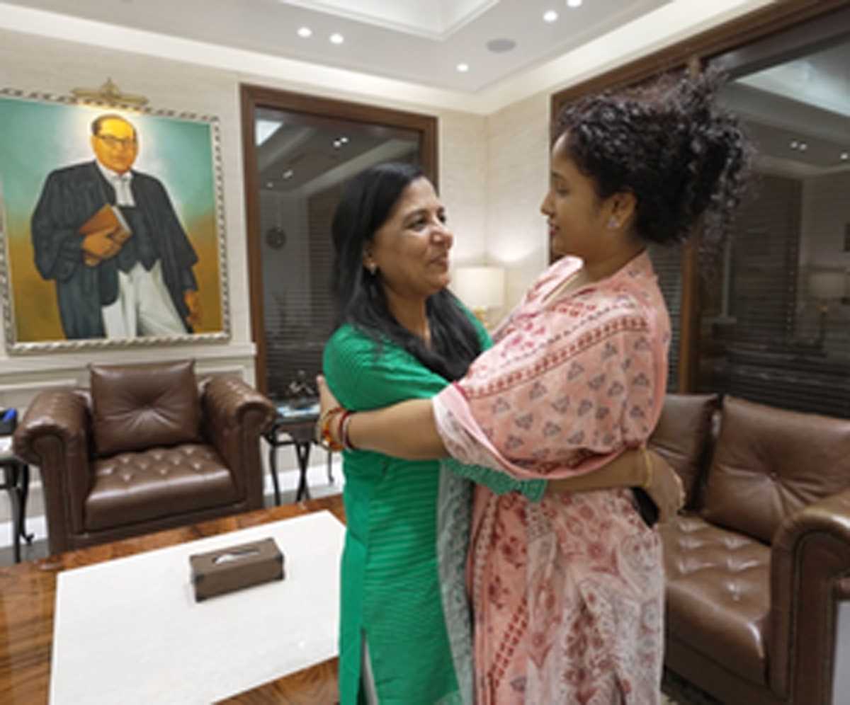 केजरीवाल, संजय सिंह, सिसोदिया की पत्नियों से मिलीं हेमंत की पत्नी कल्पना सोरेन